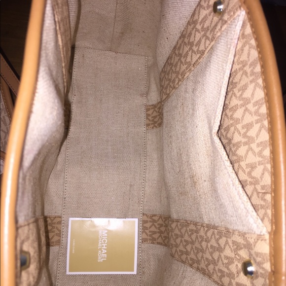 🤩SOLD🤩🎄🎉SPECIAL MICHAEL KORS TOTE W/wristlet - Picture 6 of 8